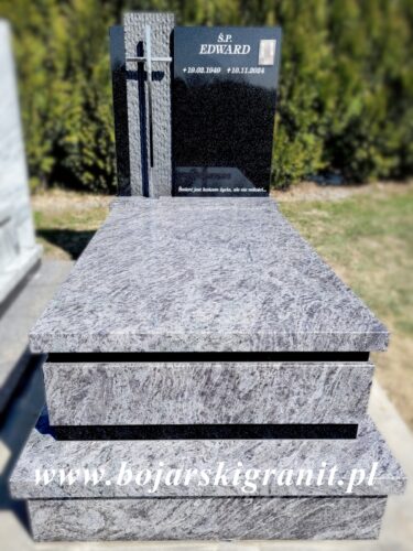 Nagrobek pojedynczy z granitu Orion z czarną tablicą