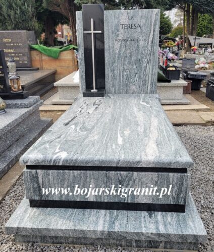 Nagrobek "Verde Marina" z czarnymi, ozdobnymi wstawkami