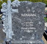 Tablica na nagrobek z krzyżem i różami rzeźbionymi