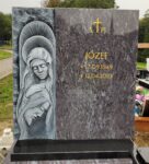 Tablica nagrobkowa z rzeźba Maryi z Jezusem